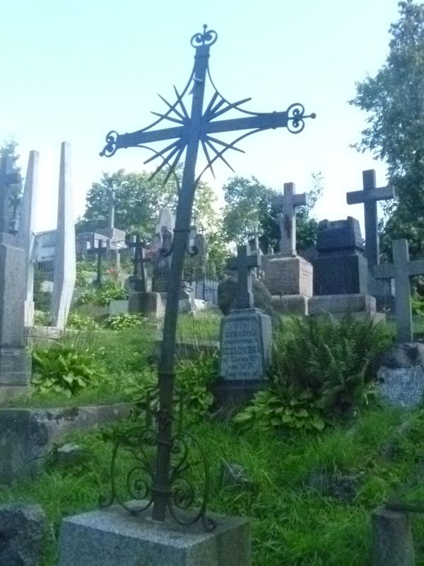 Fragment grobowca Joachima Glińskiego, cmentarz na Rossie, stan z 2013 roku