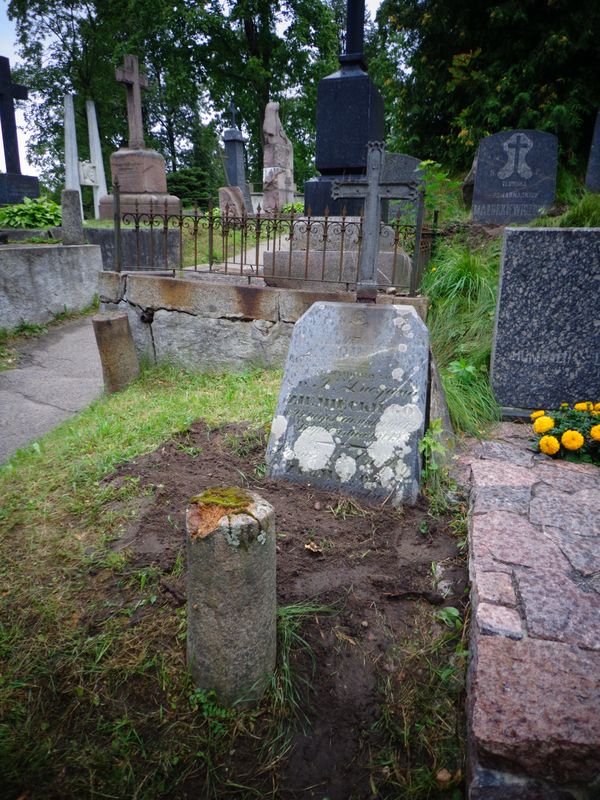 Nagrobek rodziny Ziemięckich, cmentarz Na Rossie w Wilnie, stan z 2013 roku