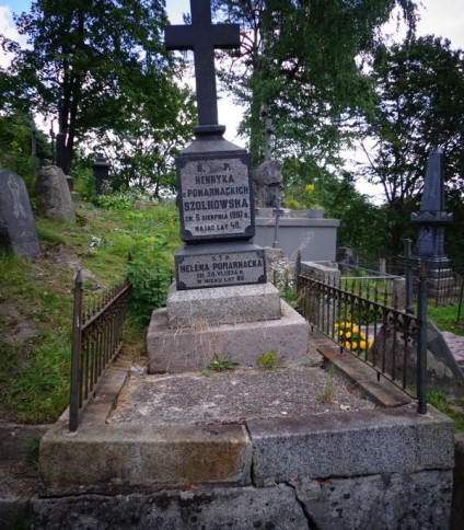 Grobowiec Heleny Pomarnackiej i Henryki Szołkowskiej, cmentarz Na Rossie, stan z 2013 roku