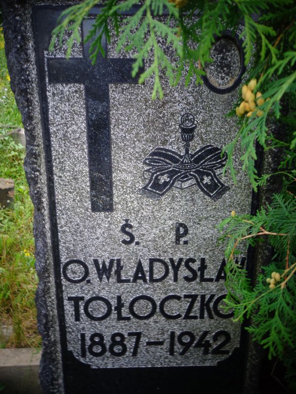Inskrypcja z nagrobka Władysława Tołłoczko, cmentarz Na Rossie w Wilnie, stan z 2013 roku
