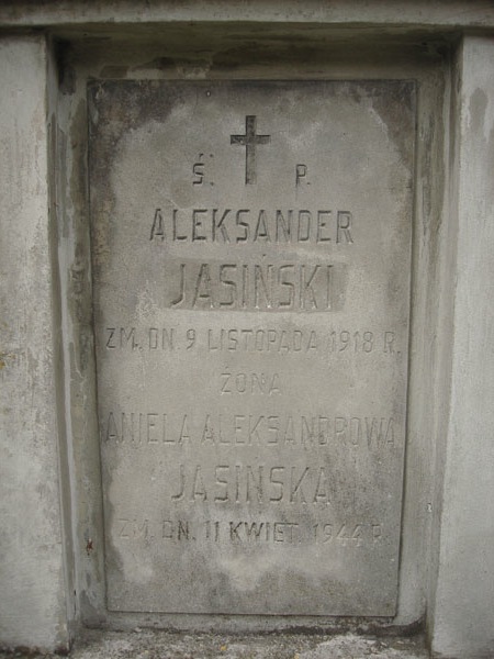 A fragment of the tomb of Aniela and Aleksander Jasinskis, Rossa cemetery in Vilnius, as of 2013