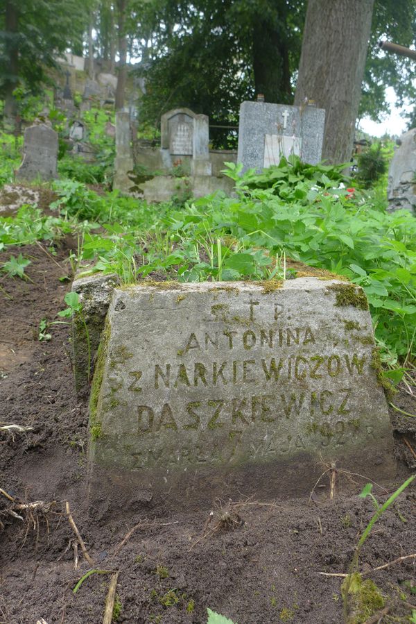 Fragment nagrobka Antoniny Daszkiewicz, z cmentarza na Rossie w Wilnie, stan z 2013 roku