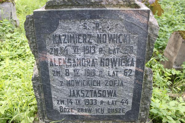 Fragment nagrobka rodziny Nowickich,  z cmentarza na Rossie w Wilnie, stan z 2013 roku