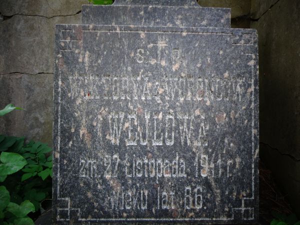 Nagrobek Wiktorii Weil, fragment, cmentarz na Rossie w Wilnie, stan z 2013 r.