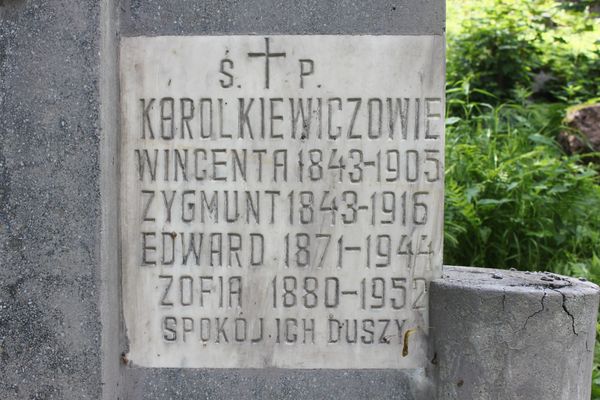 Fragment nagrobka rodziny Karolkiewiczów,  z cmentarza na Rossie w Wilnie, stan z 2013 roku