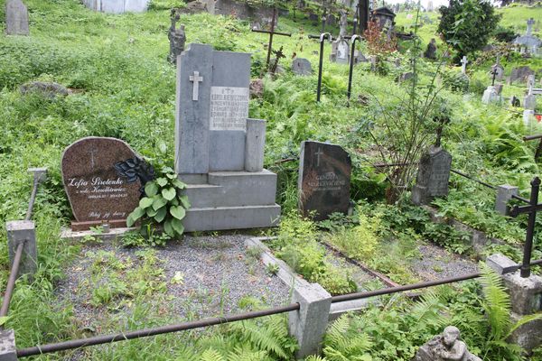 Tombstone of the Karolkiewicz family, from the Ross cemetery in Vilnius, as of 2013