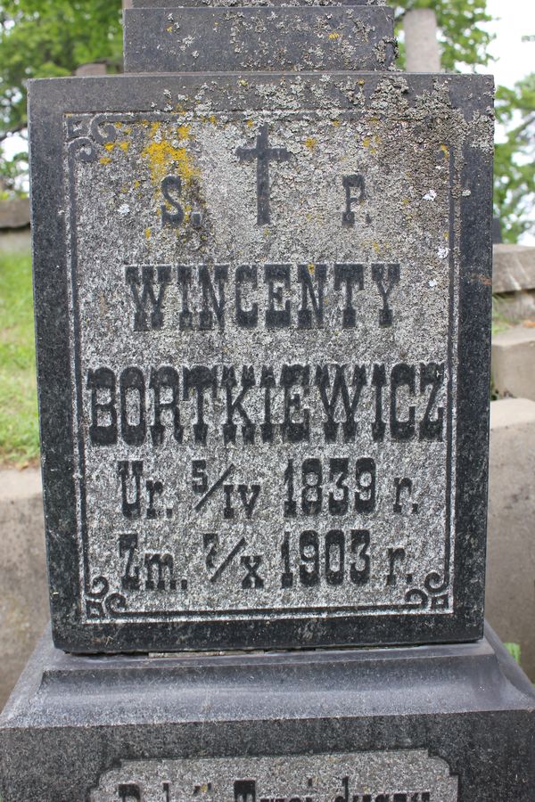 Fragment of the tombstone of Wincenty Bortkiewicz, Na Rossie cemetery in Vilnius, as of 2014.
