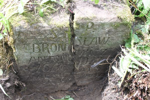 Fragment nagrobka Bronisława Antonowicza, z cmentarza na Rossie w Wilnie, stan z 2013 roku z cmentarza na Rossie w Wilnie, stan z 2013 roku