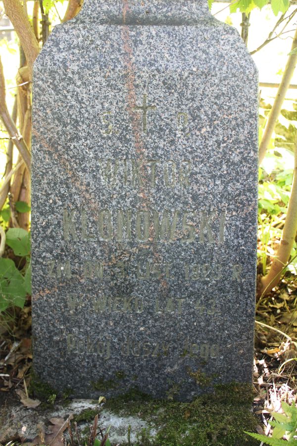 Fragment nagrobka Wiktora Klonowskiego, z cmentarza na Rossie w Wilnie, stan z 2013 roku