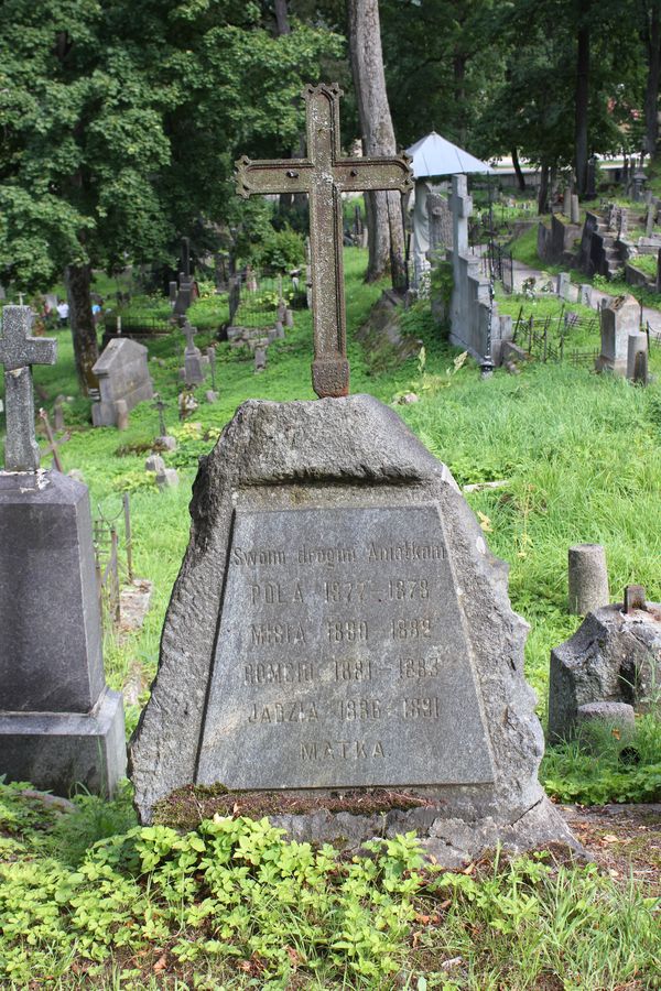Tombstone of Jadwiga N.N., Michalina N.N., Pola N.N., Roman N.N., Na Rossie cemetery in Vilnius, as of 2013