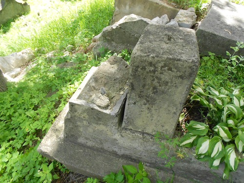 Fragment nagrobka Jana i Walerii Gruntmejerów, cmentarz Na Rossie w Wilnie, stan z 2013 r.