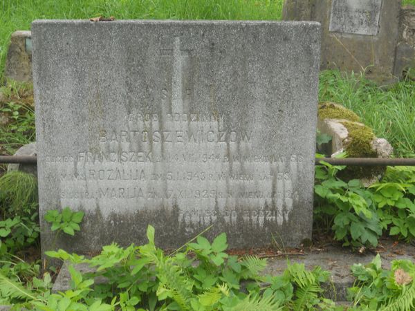 Fragment nagrobka rodziny Bartoszewicz, cmentarz na Rossie, stan z 2013 roku