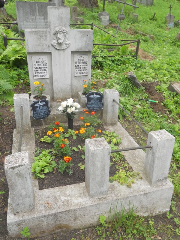 Nagrobek Franciszka i Stefana Pietrusewiczów, cmentarz na Rossie, stan z 2013 roku