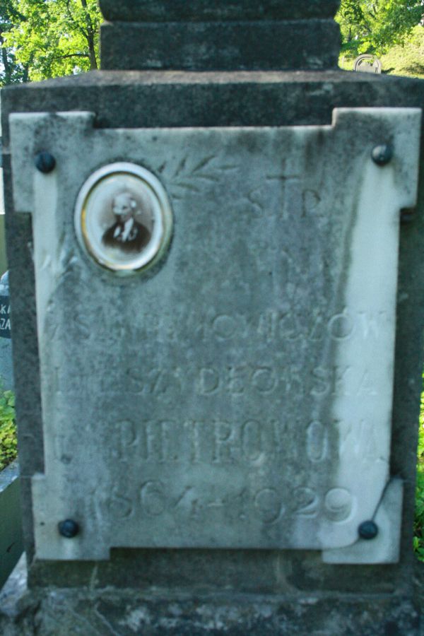 Fragment of the tombstone of Anna Petrov and Ludwika Zajączkowska, Na Rossie cemetery in Vilnius, as of 2013.