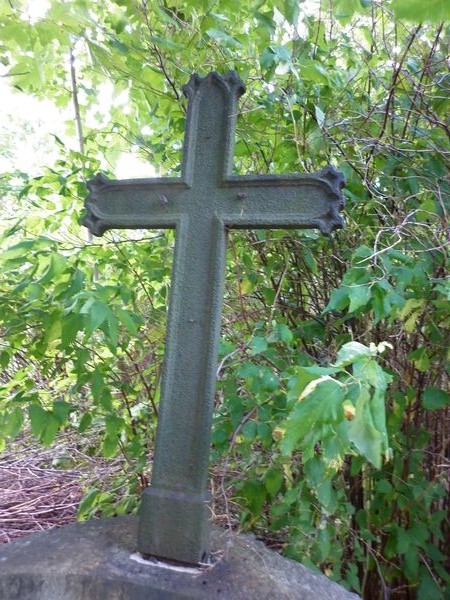 Cross crowning the gravestone of Aniela Jasinska, Na Rossie cemetery in Vilnius, as of 2013