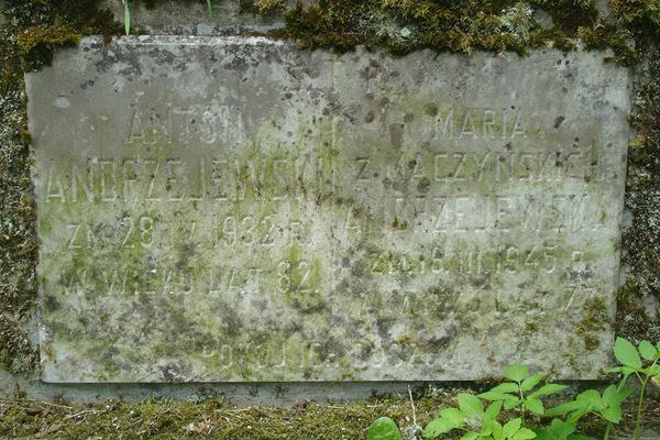 Inskrypcja z grobowca Antoniego i Marii Andrzejewskich, cmentarz na Rossie, stan z 2013 roku