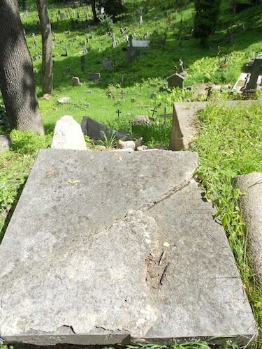 Fragment grobowca Józefa i Justyna Rostków i Zofii Glińskiej, cmentarz Na Rossie w Wilnie, stan z 2015 r.
