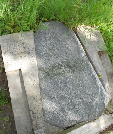 Fragment of the tomb of Jozef and Justin Rostek and Zofia Glinska, Na Rossie cemetery in Vilnius, as of 2015.