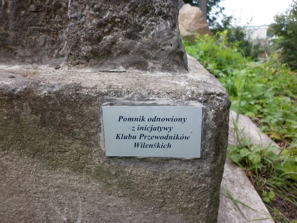 Information plaque on the gravestone of Wanda Leszczyńska, Na Rossie cemetery in Vilnius, as of 2013