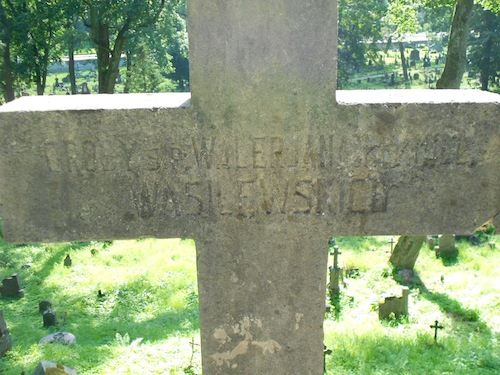 Inskrypcja z nagrobka Kamili i Waleriana Wasilewskich, cmentarz Na Rossie w Wilnie, stan z 2013 r.
