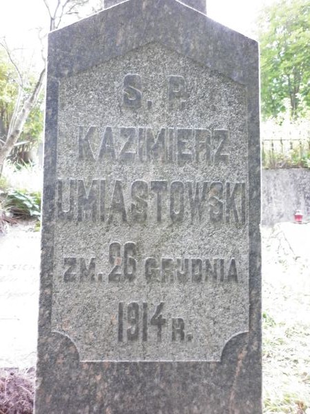 Inscription on the pedestal of the gravestone of Kazimierz Umiastowski, Na Rossie cemetery in Vilnius, as of 2013