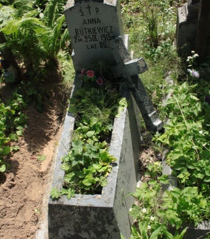 Nagrobek Anny Rutkiewicz, cmentarz Na Rossie w Wilnie, stan z 2013 r.