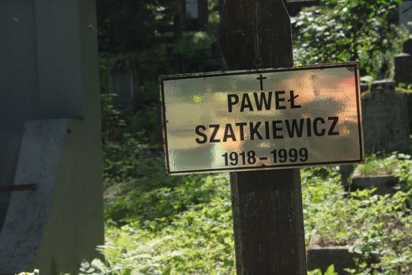 Fragment nagrobka Pawła i Stanisława Szatkiewiczów, cmentarz Na Rossie w Wilnie, stan z 2013 r.