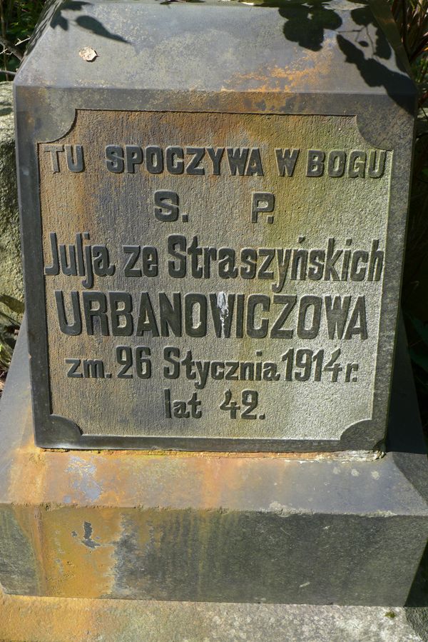 Inscription on the pedestal of the gravestone of Julia Urbanowicz, Na Rossie cemetery in Vilnius, as of 2013