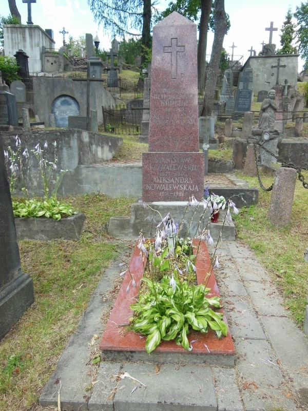 Tombstone of the Kovalevsky family and Antanas Barskas, Valentina Barskaitė, Пeтp Бapcун, Ross cemetery in Vilnius, state 2014