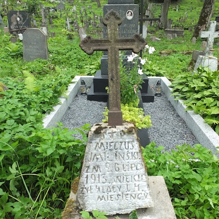 Fragment nagrobka Mieczysława Imilinśkiego, cmentarz na Rossie, stan z 2013 roku