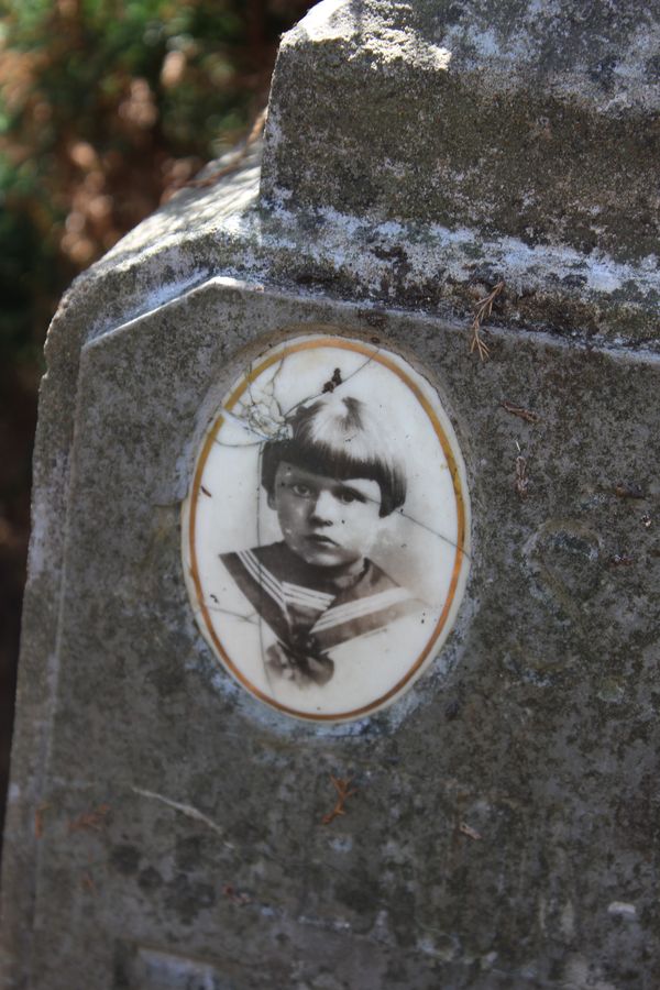 Detal nagrobka Zenona Ejmonta, cmentarz Na Rossie w Wilnie, stan z 2013