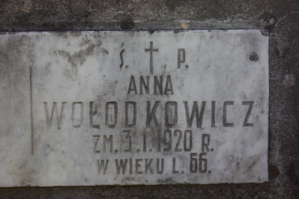 Fragment (2) grobowca Felicji Jakuczun i Anny Wołodkowicz z cmentarza Na Rossie w Wilnie stan z 2013