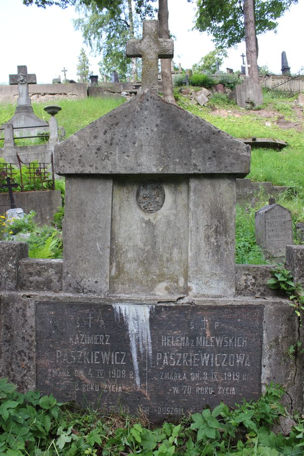 Fragment (1) of the tomb of Helena, Helena and Kazimierz Paszkiewicz from the Na Rossie cemetery in Vilnius as of 2013