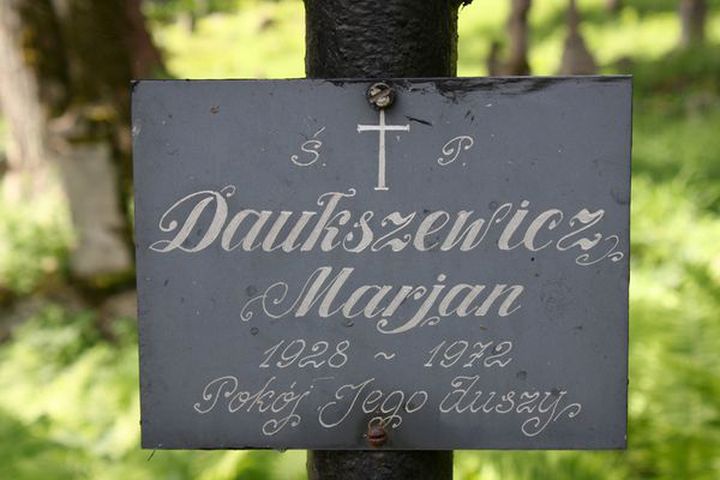 Fragment nagrobka Mariana Daukszewicza, cmentarz Na Rossie w Wilnie, stan z 2013 r.