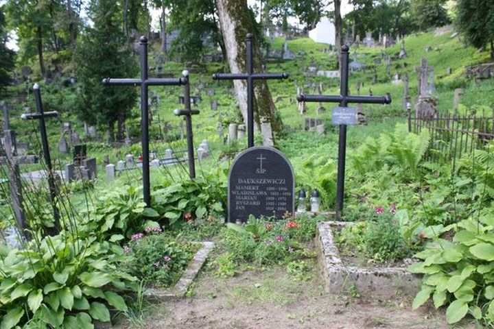 Quatrefoil with the gravestone of Marian Daukszewicz, Na Rossie cemetery in Vilnius, as of 2013.