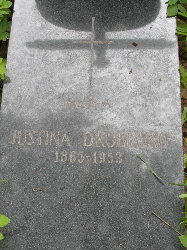 Fragment nagrobka Justyny Drobiazko, cmentarz na Rossie w Wilnie, stan z 2013