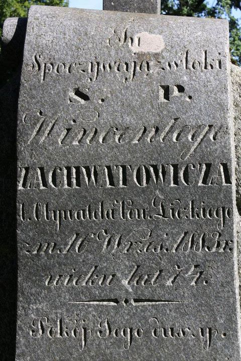Fragment nagrobka Wincentego Zachwatowicza z cmentarza na Rossie w Wilnie, stan z 2013 r.