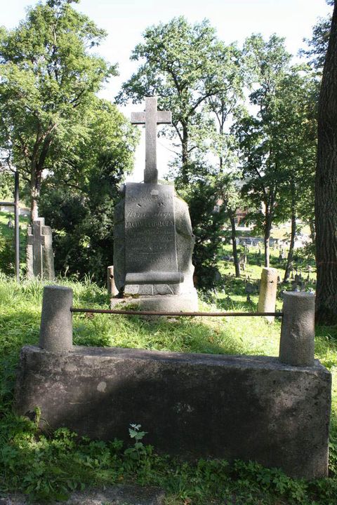 Nagrobek Wincentego Zachwatowicza z cmentarza na Rossie w Wilnie, stan z 2013 r.