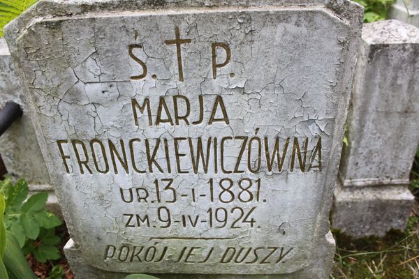 Fragment nagrobka Marii Fronckiewicz, z cmentarza na Rossie w Wilnie, stan z 2013 roku