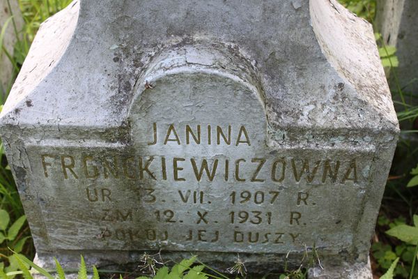 Fragment nagrobka Janiny Fronckiewicz, z cmentarza na Rossie w Wilnie, stan z 2013 roku