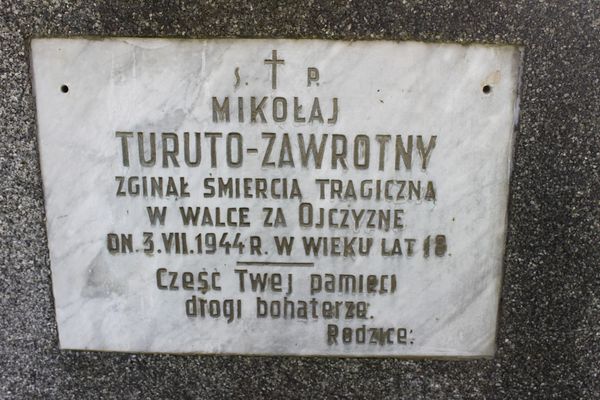 Fragment grobowca Marii Gajdzic, Mikołaja Turuto oraz Franciszka i Jerzego Turkowskich, z cmentarza na Rossie w Wilnie, stan z 2013 roku