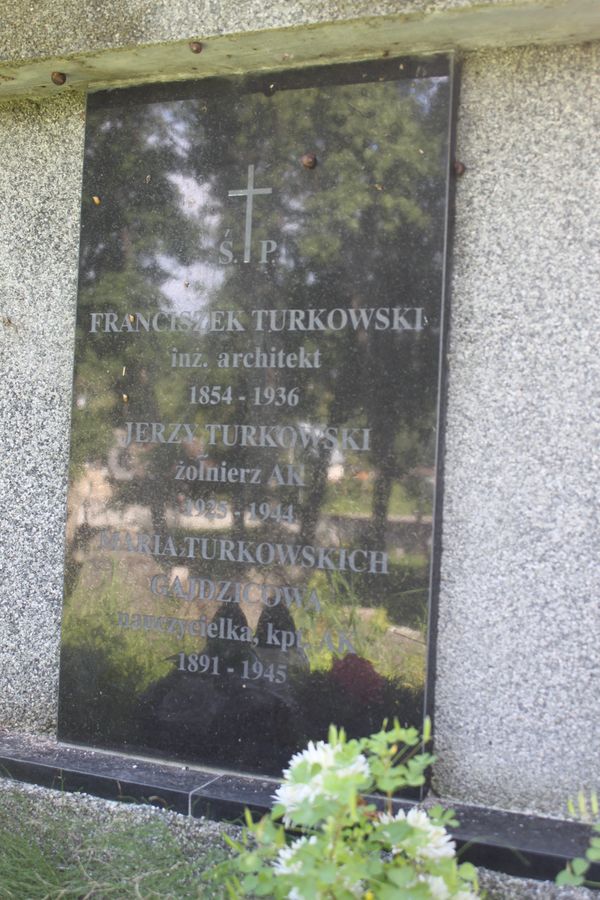 Fragment grobowca Marii Gajdzic, Mikołaja Turuto oraz Franciszka i Jerzego Turkowskich, z cmentarza na Rossie w Wilnie, stan z 2013 roku