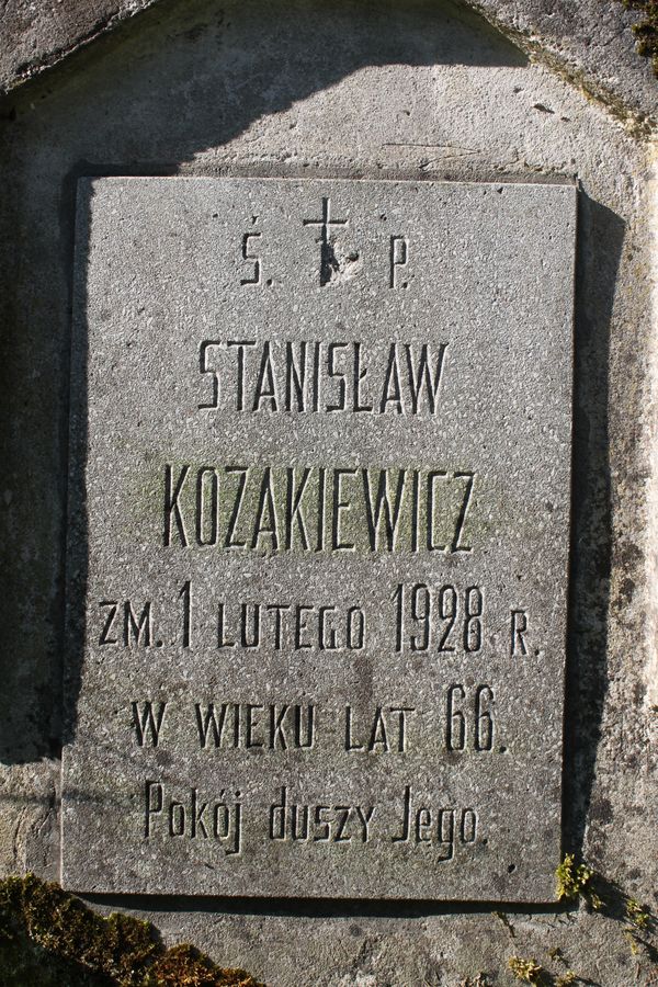 Fragment nagrobka Stanisława Kozakiewicza, z cmentarza na Rossie w Wilnie, stan z 2013 roku