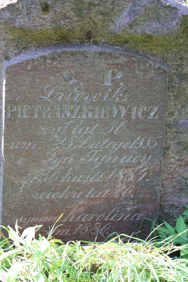 Inscription from the tombstone of Ignacy, Karolina and Ludwik Pietraszkiewicz, Na Rossie cemetery in Vilnius, as of 2013