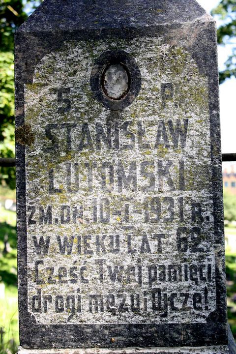 A fragment of the gravestone of Stanislaw Lutomski and Marcjanna Szczelik from the Ross cemetery as of 2013.