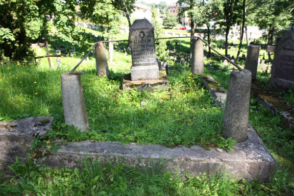 Tombstone of Stanislaw Lutomski and Marcjanna Szczelik from the Ross cemetery in 2013.