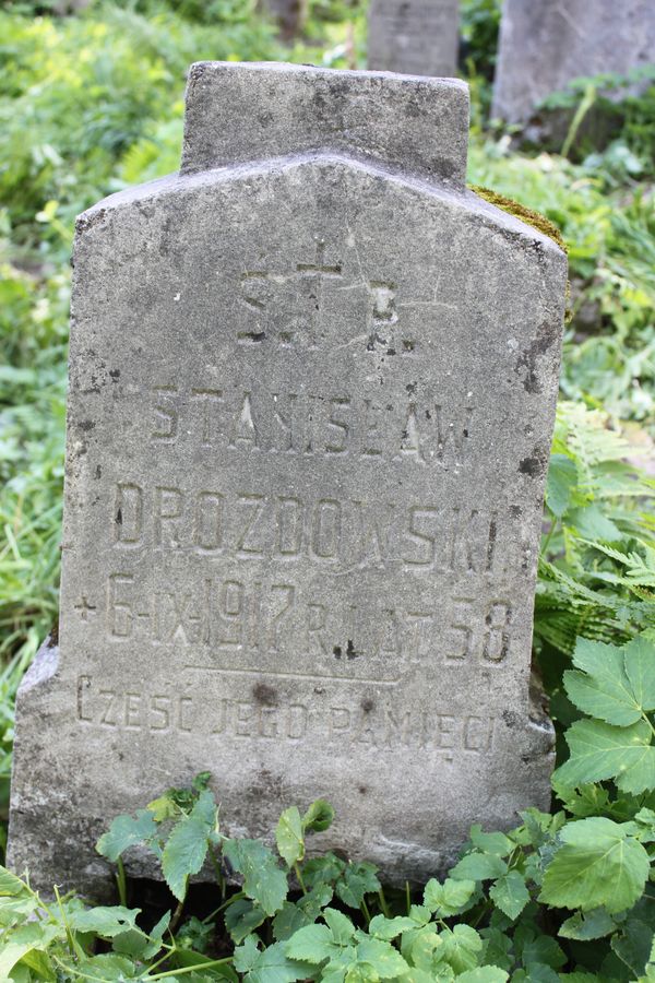 Fragment nagrobka Stanisława Drozdowskiego, z cmentarza na Rossie w Wilnie, stan z 2013 roku