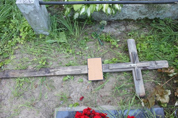 Detal nagrobka Ireny Horodnicz, z cmentarza na Rossie w Wilnie, stan z 2013 roku