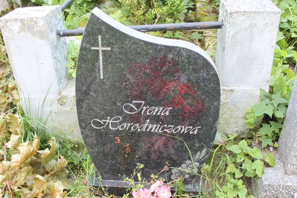 Fragment nagrobka Ireny Horodnicz, z cmentarza na Rossie w Wilnie, stan z 2013 roku