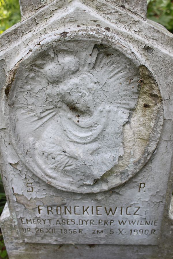 Detal nagrobka  N. N. Fronckiewicz, z cmentarza na Rossie w Wilnie, stan z 2013 roku